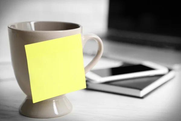 Gelber Klebevermerk auf Kaffeetasse — Stockfoto