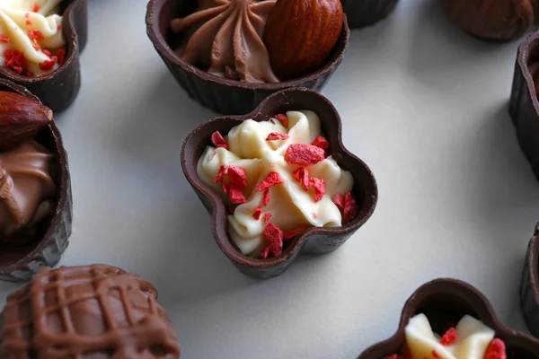 Samenstelling van chocolade snoepjes op witte achtergrond, close-up — Stockfoto