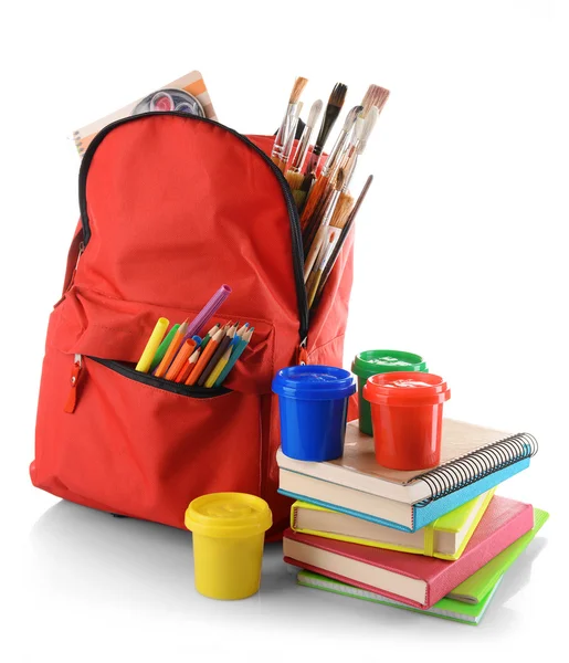 Mochila vermelha com tintas coloridas isoladas sobre fundo branco — Fotografia de Stock