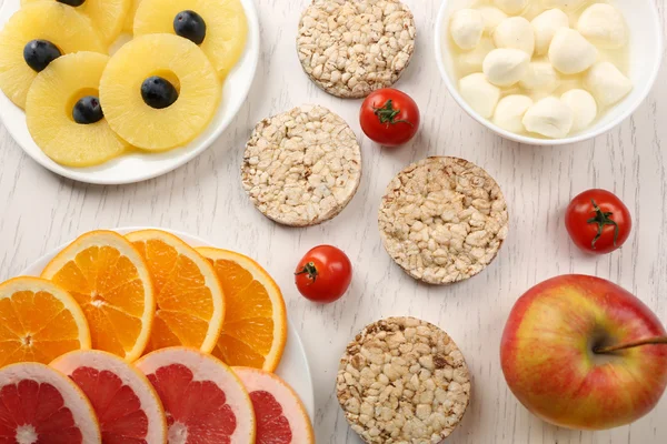 Groenten en fruit op lichte houten achtergrond. gezond eten concept. — Stockfoto