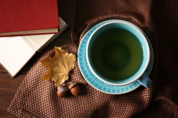 Tasse Tee mit Herbstdekor auf Holztisch. — Stockfoto