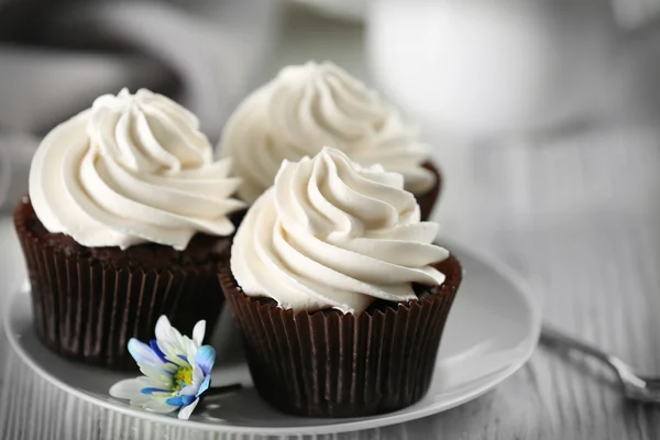 A fehér csészealj, ízletes cupcakes közelről — Stock Fotó