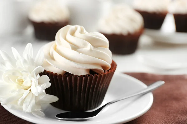 Leckerer Cupcake auf serviertem Tisch, Nahaufnahme — Stockfoto