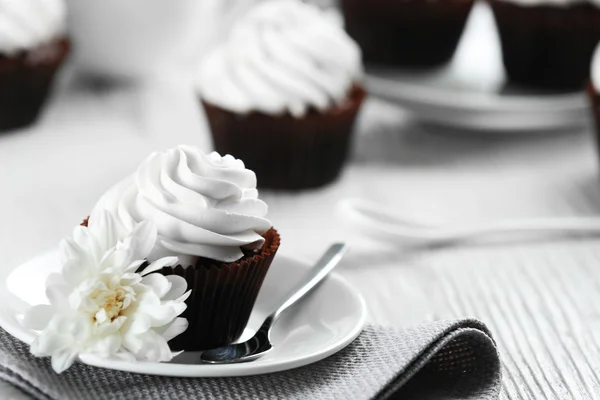 Leckerer Cupcake auf serviertem Tisch, Nahaufnahme — Stockfoto