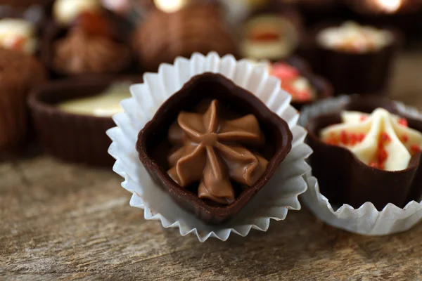 Caramelle di cioccolato su sfondo di legno, primo piano — Foto Stock