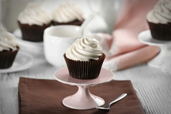 提供のテーブルの上のクリームとおいしいチョコレート ケーキをクローズ アップ — ストック写真