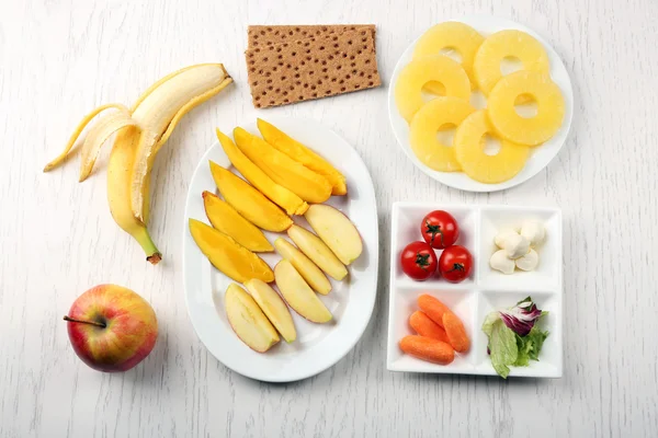 Frukt och grönsaker på ljus trä bakgrund. hälsosamt ätande koncept. — Stockfoto