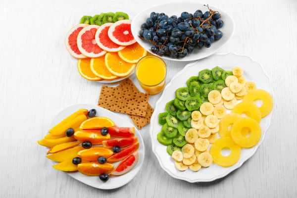 果物と野菜の軽い木製の背景に。健康的な食事の概念. — ストック写真