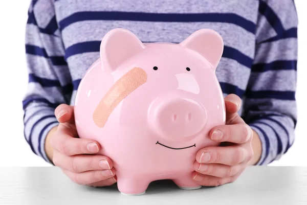 Vrouw bedrijf piggy bank — Stockfoto