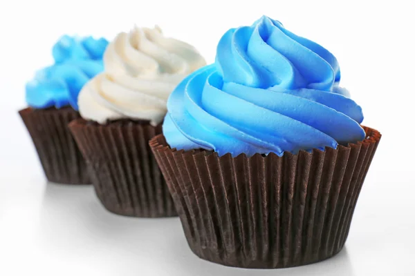 Verse heerlijke cupcakes in een rij geïsoleerd op witte achtergrond — Stockfoto