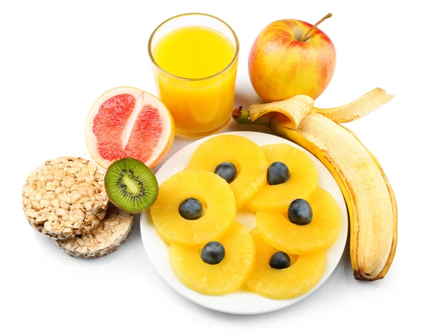 Frutas e suco isolado em branco. Conceito de alimentação saudável . — Fotografia de Stock