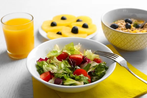 Lezzetli yulaf ezmesi ve ahşap arka plan üzerinde sebze salatası. Sağlıklı beslenme kavramı. — Stok fotoğraf