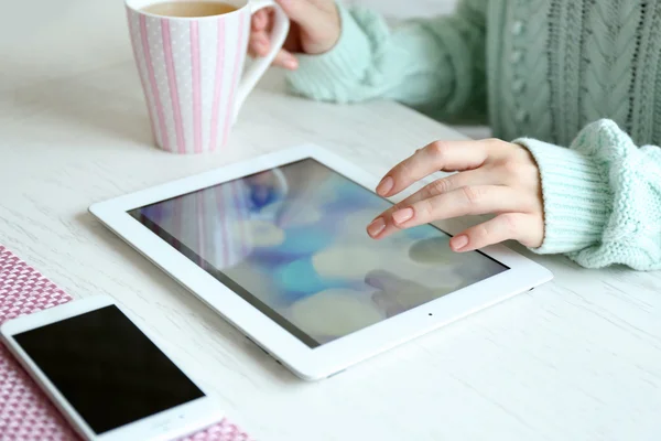 Vrouw die digitale tablet gebruikt — Stockfoto