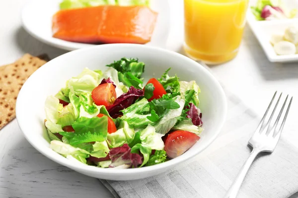 Ensalada de verduras frescas. Concepto de alimentación saludable y dieta —  Fotos de Stock