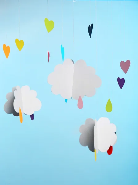Бумажные облака с каплями — стоковое фото