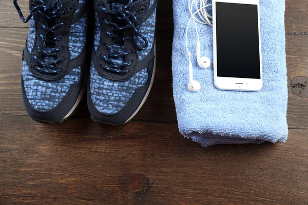 Scarpe sportive, asciugamani e smartphone — Foto Stock