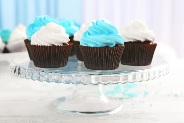 Cupcakes on glass dish on table — Stock Photo, Image