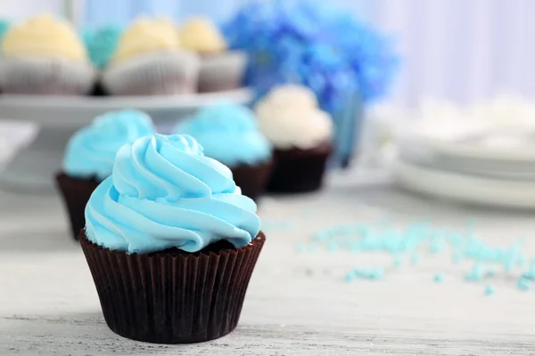 Cupcakes na mesa de madeira — Fotografia de Stock