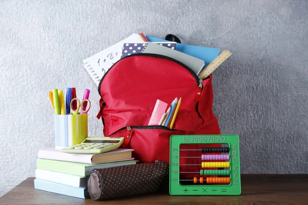 Mochila con útiles escolares —  Fotos de Stock