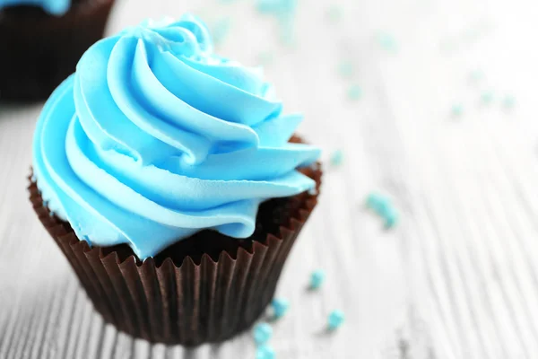 Cupcakes azuis na mesa de madeira — Fotografia de Stock