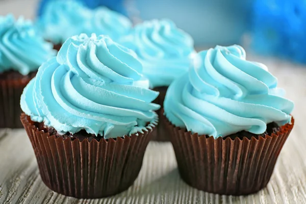 Blå cupcakes på träbord — Stockfoto