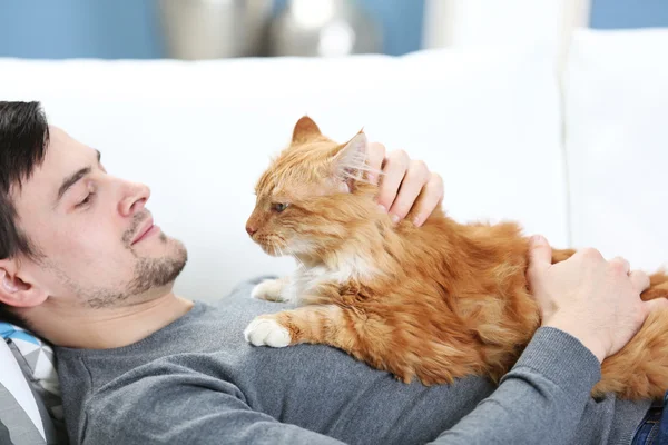 Homem com gato fofo — Fotografia de Stock