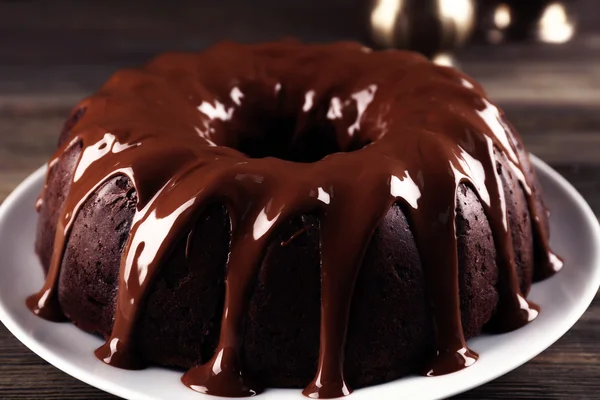 Schokoladenkuchen auf einem hölzernen Märchen — Stockfoto
