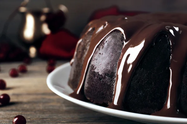 Schokoladenkuchen auf einem Holztisch — Stockfoto
