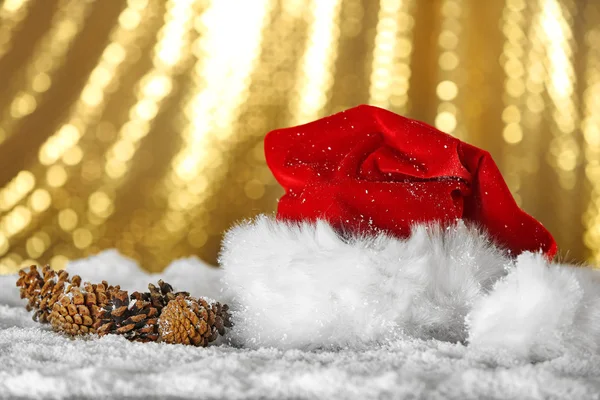 Sombrero rojo de Papá Noel con decoraciones navideñas —  Fotos de Stock