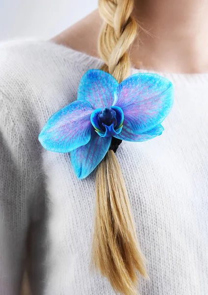 Piękny niebieski storczyków w włosy kobieta — Zdjęcie stockowe