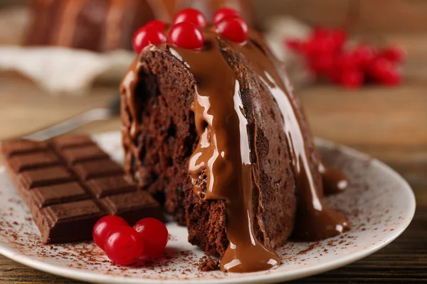 Pezzo di torta di cioccolato con bacche di albero di palla di neve su un tavolo — Foto Stock