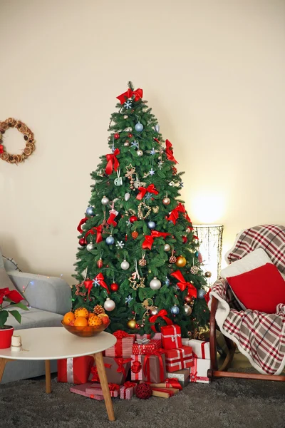 Abeto de Navidad con regalos — Foto de Stock