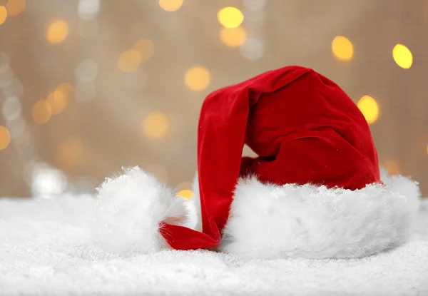 Красная шляпа Санта Клауса на искусственном снегу — стоковое фото