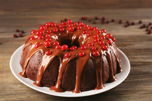 Шоколадный торт с ягодами снежного дерева — стоковое фото