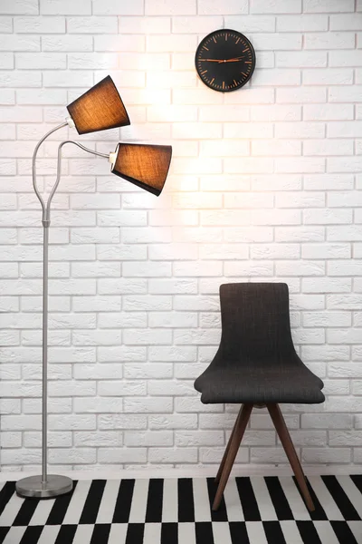 Moderne stoel en lamp — Stockfoto