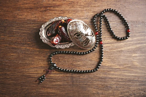 Dates fruit and rosary — Stock Photo, Image