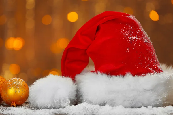 Weihnachtsmann roter Hut mit Weihnachtsdekoration — Stockfoto