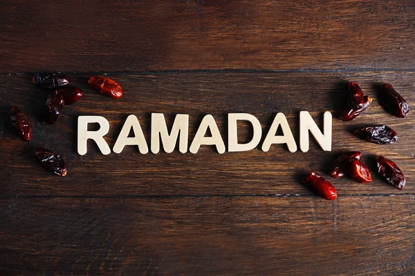 Wort Ramadan und Dattelfrüchte — Stockfoto