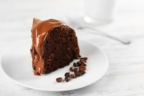 Pedazo de pastel de chocolate en una mesa, primer plano —  Fotos de Stock