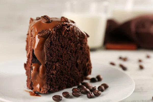 Кусок шоколадного торта на столе — стоковое фото