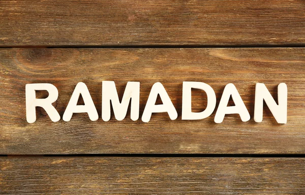 Palavra RAMADAN no fundo de madeira — Fotografia de Stock