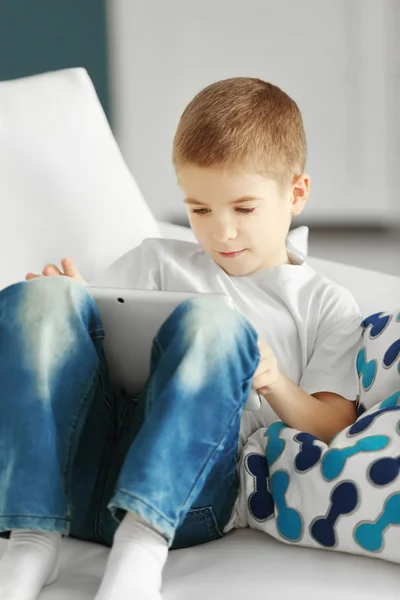 Menino usando tablet — Fotografia de Stock