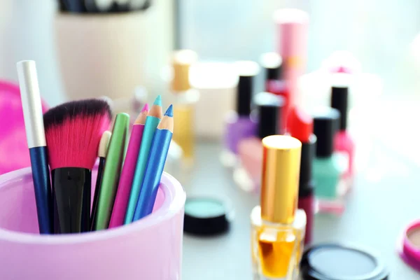 Crayons de maquillage, brosse à cosmétiques — Photo