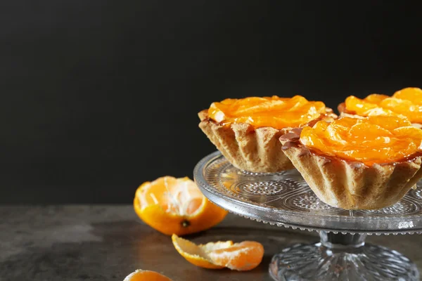 Skål med färska mandariner på dark metal bord, närbild — Stockfoto