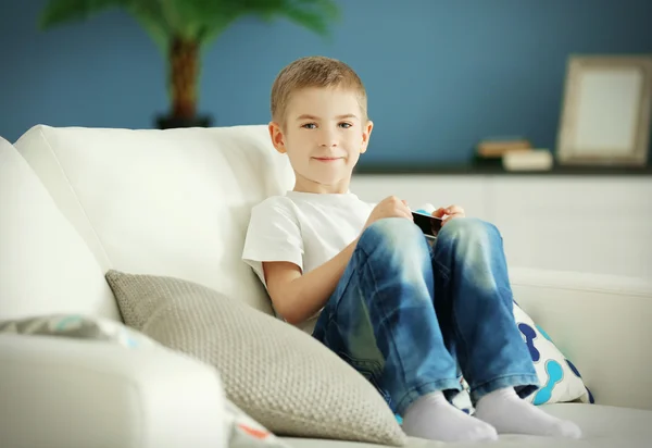 Menino com telefone celular — Fotografia de Stock