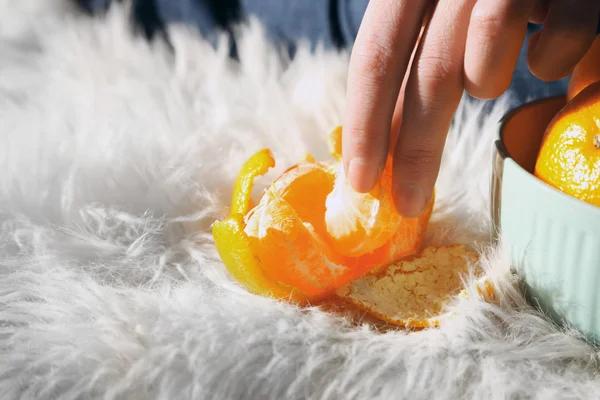 Hand peeling tangerine — Stock Photo, Image