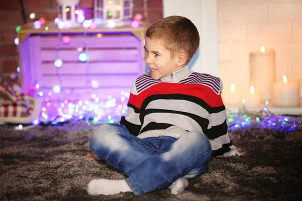 Jongen om thuis te zitten op een kerstfeest — Stockfoto