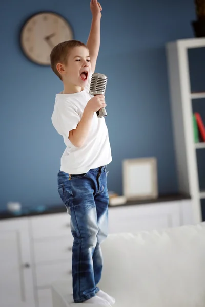 Kleiner Junge singt ins Mikrofon — Stockfoto