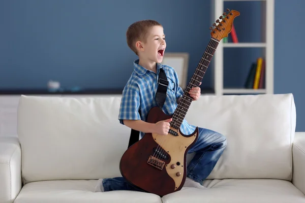 Niño tocando guitarra — Foto de Stock