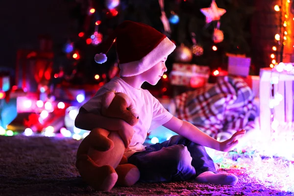 Kleiner Junge mit Weihnachtsmütze — Stockfoto